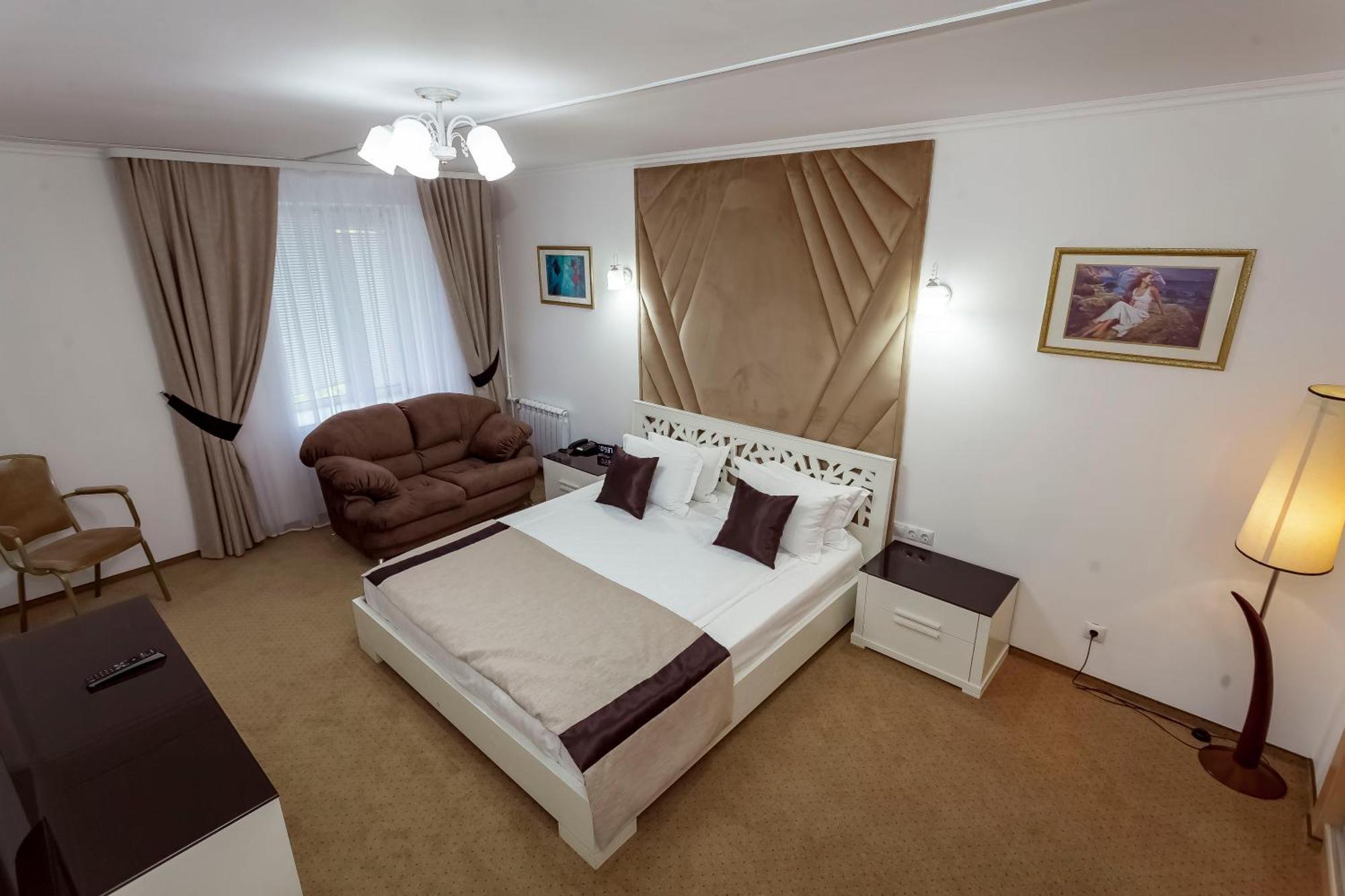 Kurmet Hotel Uralsk Exterior photo