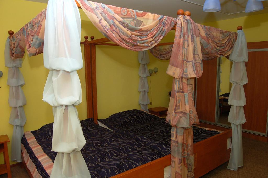 Kurmet Hotel Uralsk Exterior photo