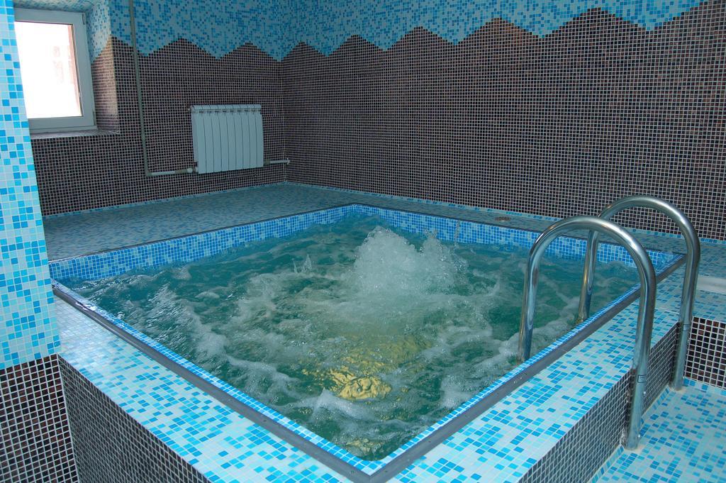 Kurmet Hotel Uralsk Exterior photo